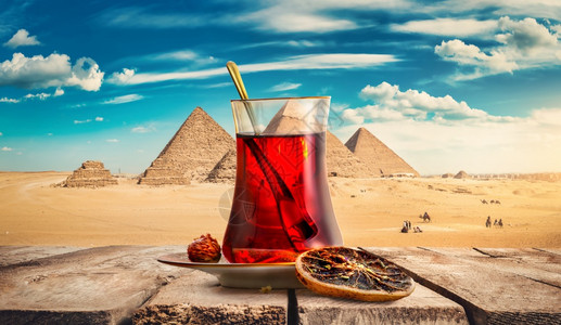 埃及金字塔和喜茶的景象图片