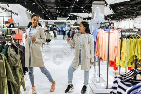 两个女孩在服装店试穿大衣两个女孩在服装店试穿大衣图片