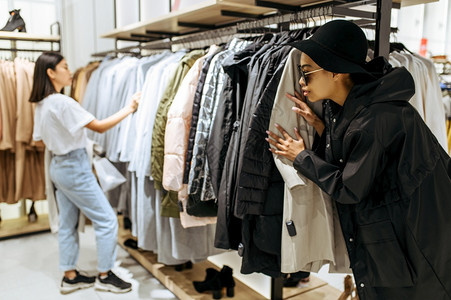 两个在服装店买衣的可爱女孩两个在服装店买衣的可爱女孩图片