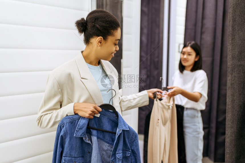 在衣物店服装图片