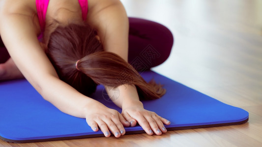 练瑜伽的女子在健身房摆姿势近视健康的生活方式和健康的概念图片