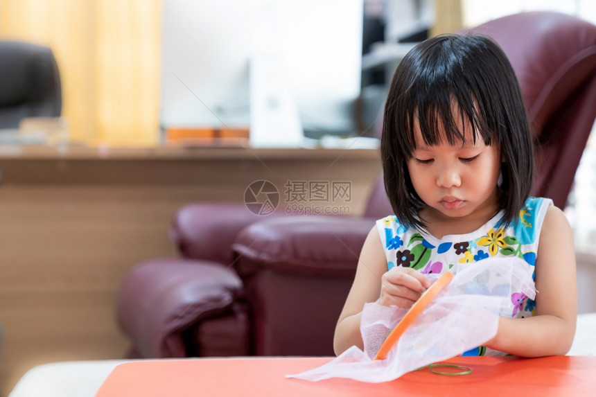 亚洲女童在家里客厅缝纫作为家庭学校教育而城市则由于全世界流行的可口19大流行而被封锁图片