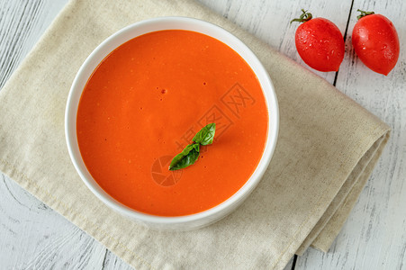 碗番茄汤和木平铺高清图片
