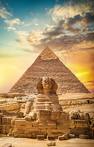 吉萨伟大的斯芬克和金字塔阳光明耀的金字塔背景