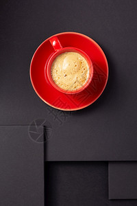 以抽象黑色背景纹理为最小化概念风格的咖啡杯图片