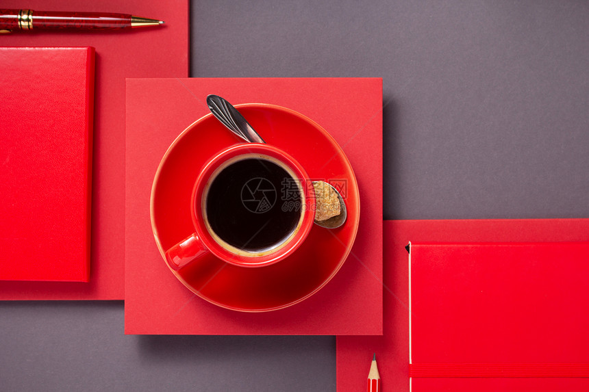 带笔的和咖啡杯的以抽象灰纸背景最小化概念风格图片