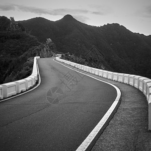 弯管弯曲道路的视角TenerifeTheCanaries黑白摄影风景背景