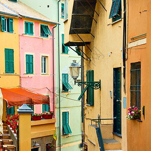 意大利热那亚杰诺瓦Boccadasse区旧街道的多彩景象图片