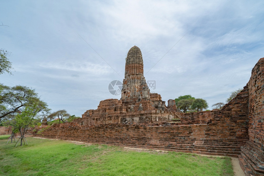 泰国曼谷附近PhraNakhonSiAyutthaya省一座寺庙的旧废墟古寺一座老布吉达雕像著名的旅游景点标志泰国建筑史图片