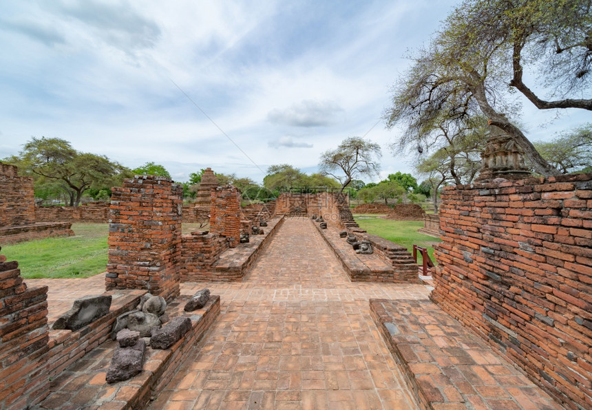 泰国曼谷附近PhraNakhonSiAyutthaya省一座寺庙的旧废墟古寺一座老布吉达雕像著名的旅游景点标志泰国建筑史图片