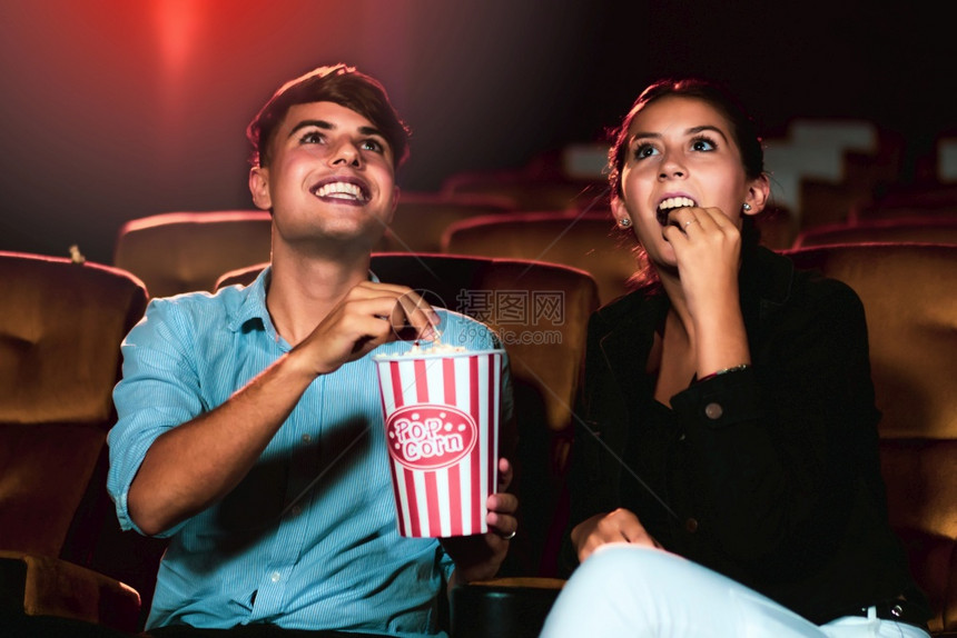 男女在电影院看集体娱乐活动和概念图片
