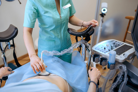 女妇科医生进行超声波扫描在诊所进行妇科检查咨询超声波诊断或扫描图片