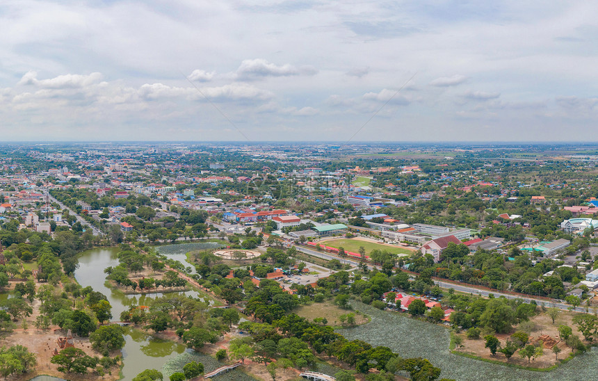 泰国曼谷附近Ayutthaya镇空中景象亚洲旅游城市中午有蓝天酒店和住宅楼图片