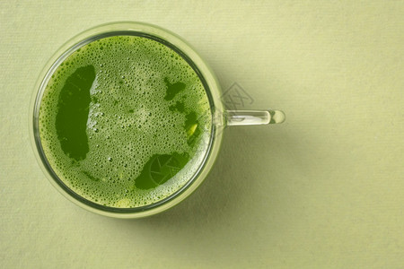 一杯新鲜家的玻璃绿色黄瓜果汁纸上背景复制空间健康饮食概念图片