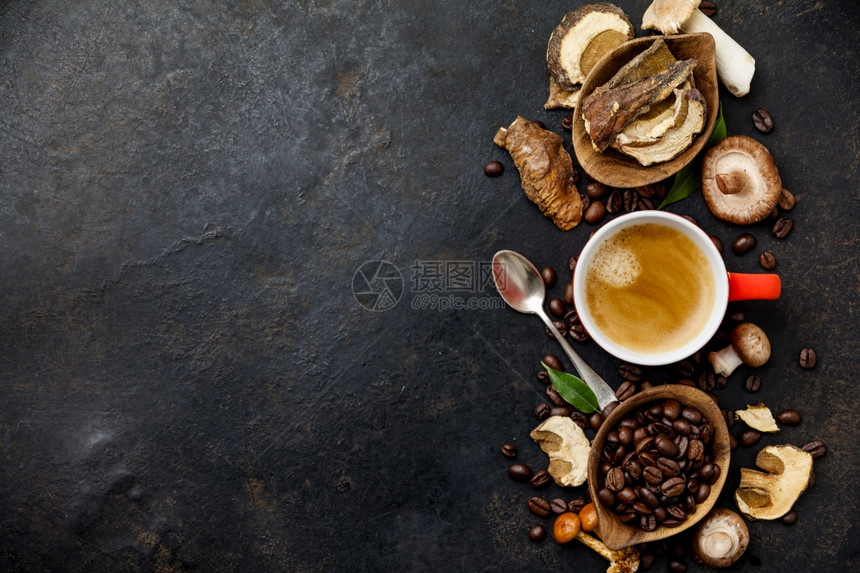 MushroomChaga咖啡超级食品干燥和新蘑菇深底咖啡豆复制空间顶层观点趋势现代食品工业概念Mushroom咖啡超食品干燥和图片
