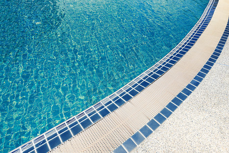 游泳池桌砖游泳池背景中最美丽的凉水和蓝色瓷砖图片