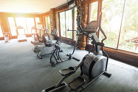 模仿者健身房由TreadMill机操作运动设备在健身俱乐部背景