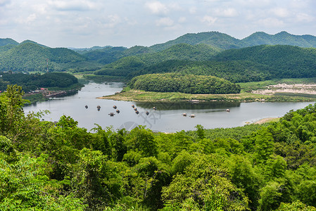 河山的风景和在边湖漂浮图片