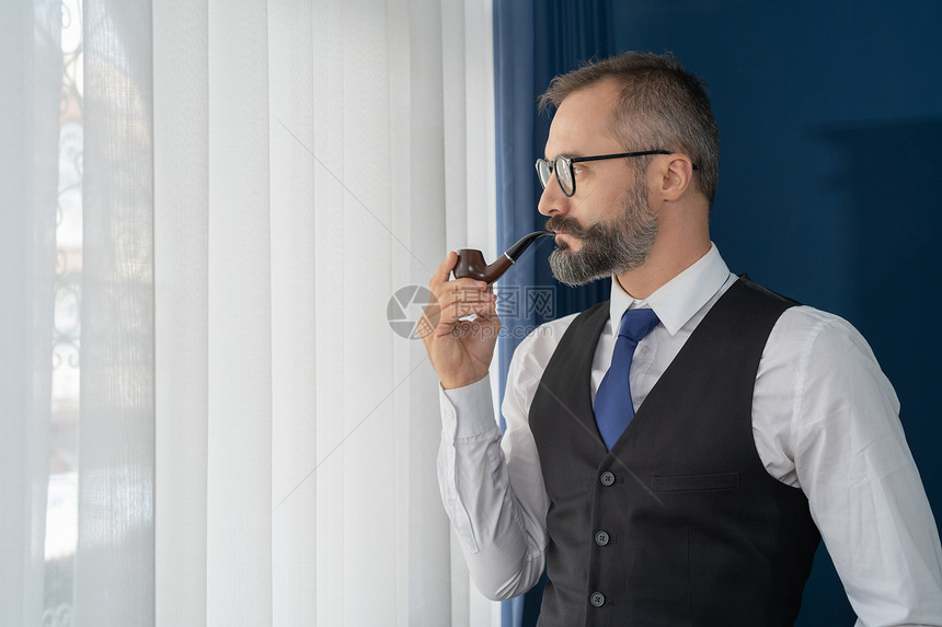 古老的商业绅士肖像有胡子和的白人吸烟管子的高加索人这些管子在旧时装设计概念中被隔绝图片