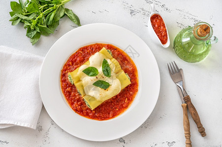 加尼罗意大利面塞满了里诺塔和菠菜番茄酱高清图片