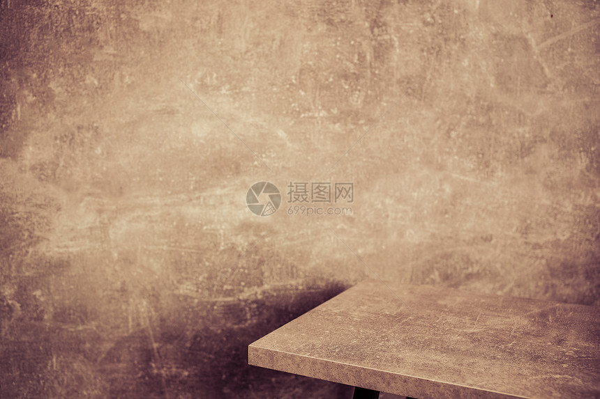 木制桌和老旧的混凝土墙壁背景纹理表面图片
