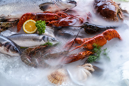 各种新鲜的奢侈海龙虾鲑鱼竹鳄龙虾章和石蟹它们以冰底为背景在海鲜市场上含冰烟背景图片