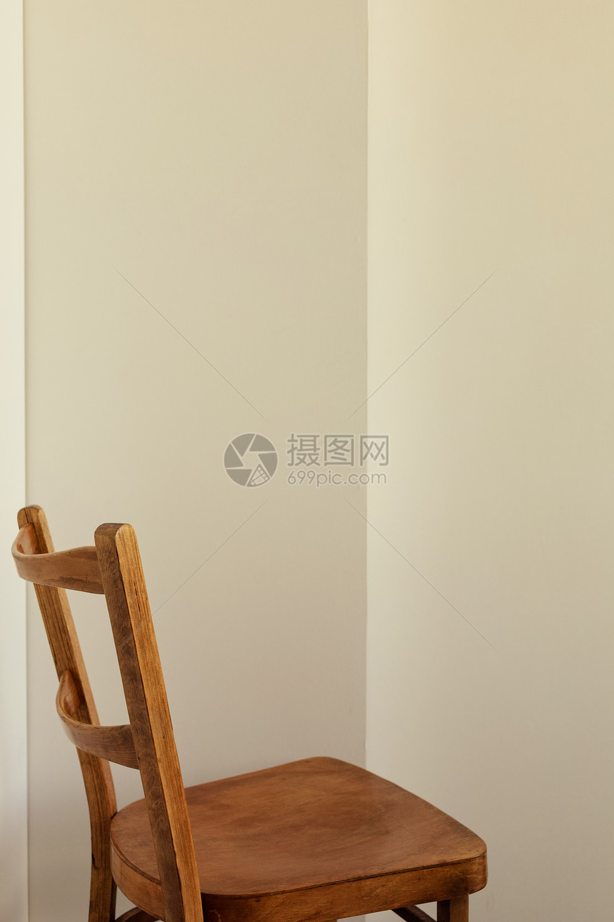 墙壁背景纹理表面附近的木椅子图片