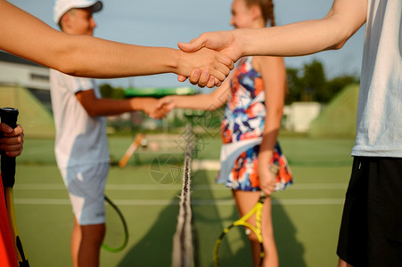 积极的健康生活方式人们玩运动游戏电击球拳健身运动混合的双打网球比赛户外场背景图片