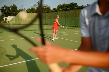 积极的健康生活方式人们玩运动游戏用斗篷锻炼健身男人和女玩电击网球训练图片
