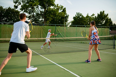积极的健康生活方式人们玩运动游戏打球和拳击健身运动玩网球户外图片