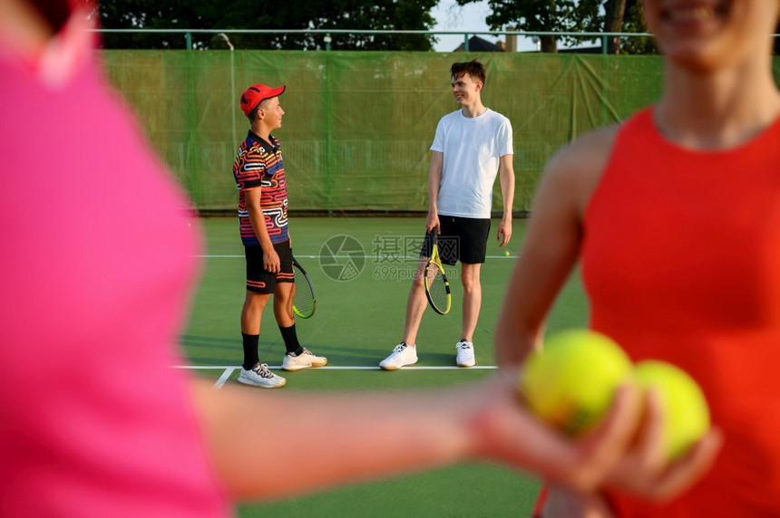 混合双网球员开始游戏户外球场积极的健康生活方式与电击和球运动与花环健身运动混合双网球员开始游戏图片