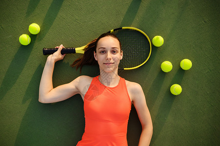 活跃的健康生方式体育比赛健身训练疲劳的女网球运动员就躺在法庭上图片