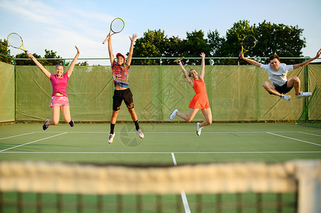 积极的健康生活方式以电击和球为运动以拳击健身运动混合的双网球快乐员在网上跳跃户外球场混合的双网球员在上跳跃背景图片