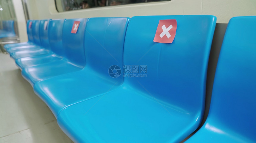 公共地下铁的座位上有社会迷惑标志以保持一个座位距离保护新冠19或新冠的传播图片