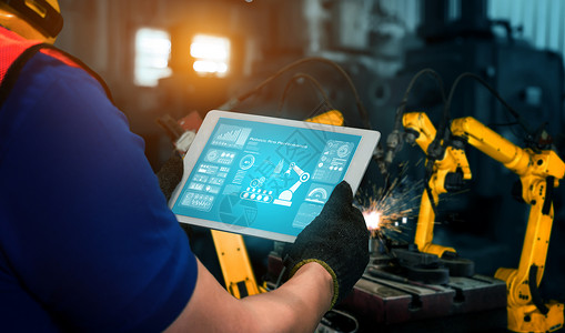 工厂物联网智能工业机器人武用于数字工厂生产技术显示工业40或第次工业革命的自动化制造过程和用于控制操作的IOT软件背景