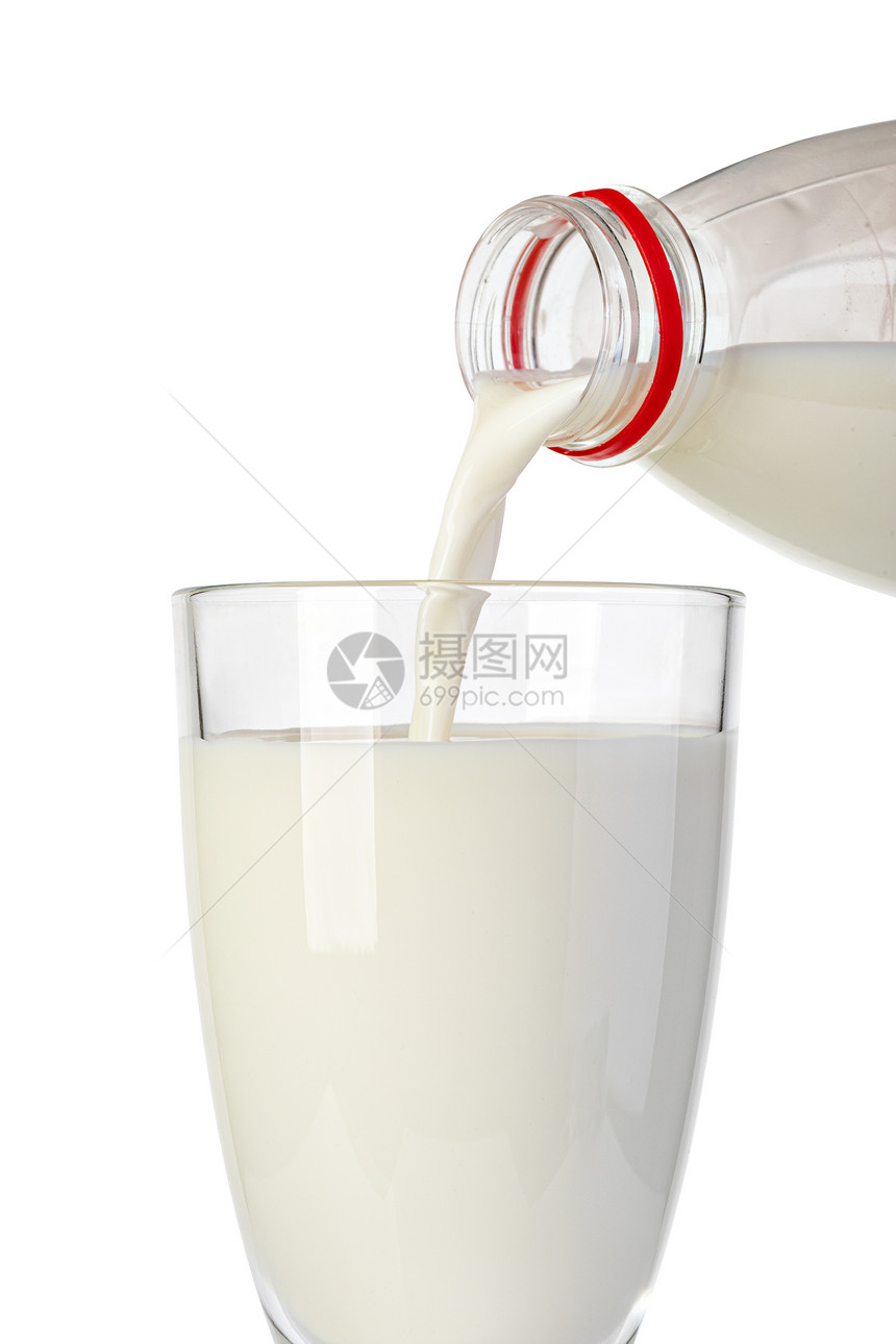 将牛奶从瓶中倒到一个隔在白底的玻璃杯中将牛奶从瓶倒到玻璃杯图片
