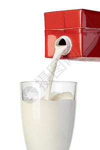 将牛奶从箱中倒到一个玻璃杯中将牛奶从箱倒到玻璃杯图片
