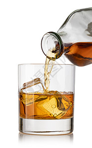 威士忌倒在杯子上图片