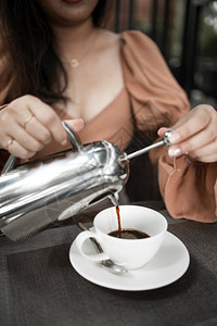 上午咖啡喝热和享受清晨放松的心情图片