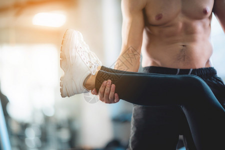 Gym教练员概念健康爱人为身体在育馆锻炼图片