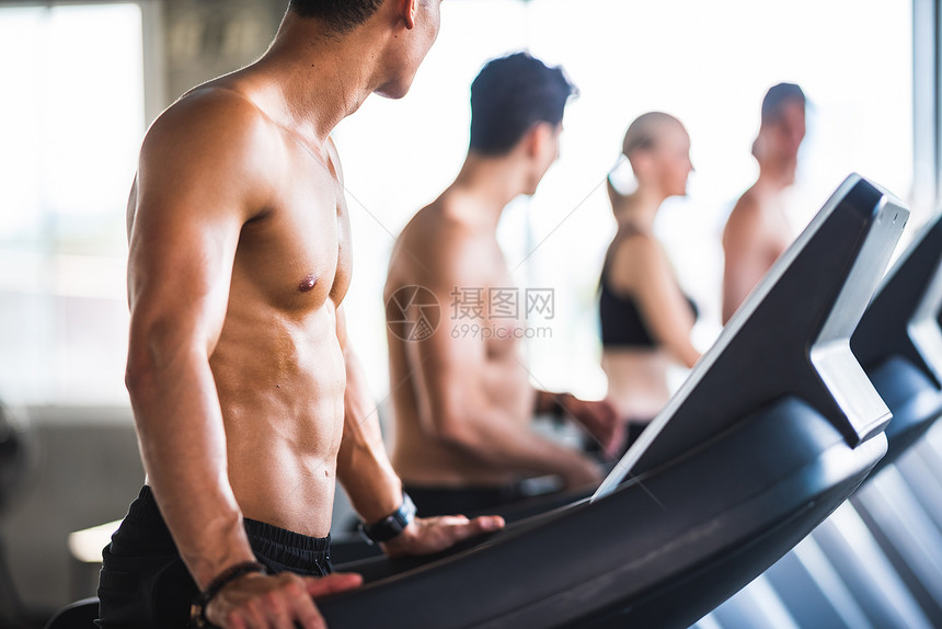 Gym教练员概念健康爱人为身体在育馆锻炼图片