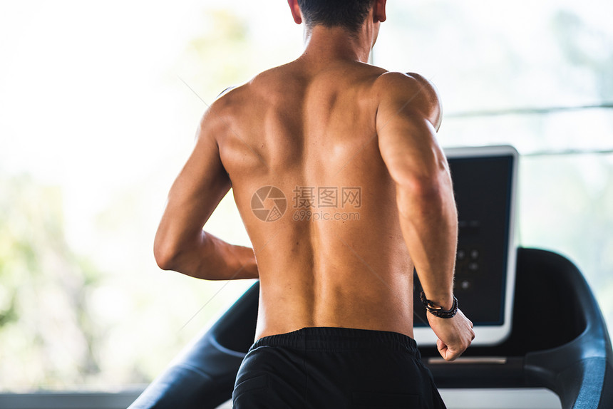 男运动员健身运动机锻练图片