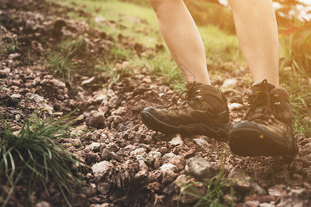 在山路上徒步旅行的鞋子女徒步者图片