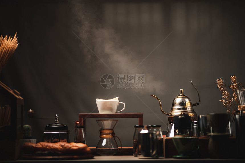 咖啡滴过滤器与机古典品味咖啡店结合的概念图片