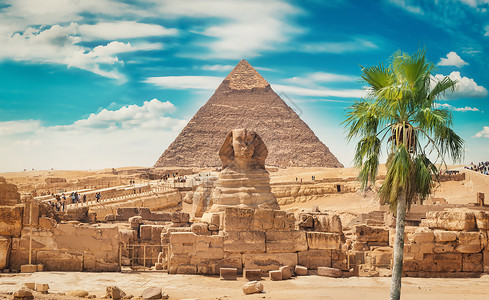 斯芬克和金字塔在埃及沙漠中的斯芬克和金字塔高清图片