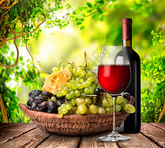 红酒和篮子里的葡萄图片