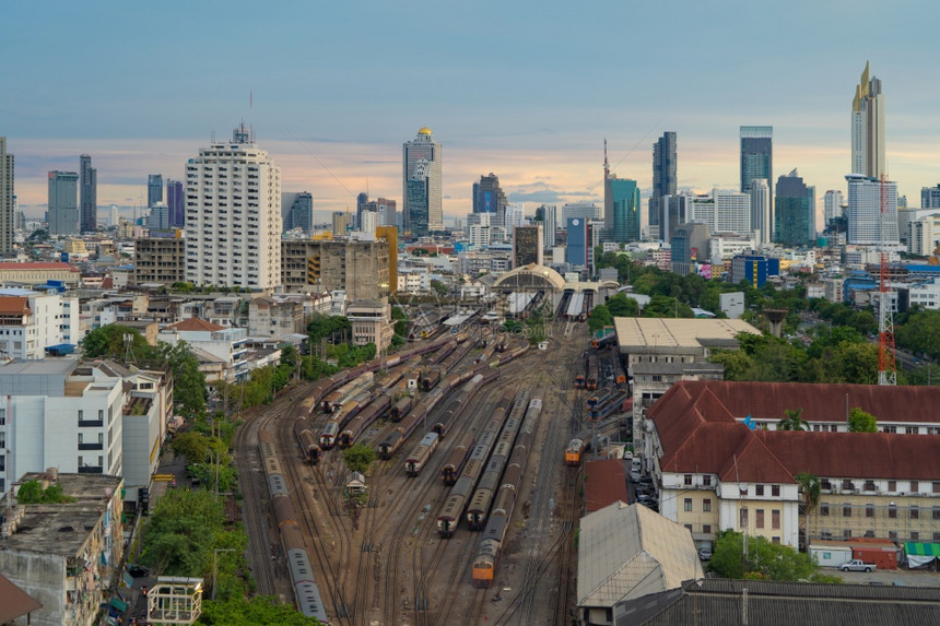 泰国首都曼谷市的摩天大楼在华朗洪终点站的铁路上直观泰国当地老旧经典列车或电图片