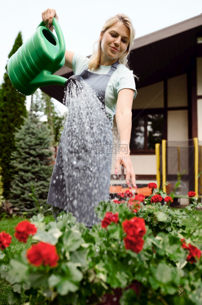 女园丁照顾户外植物园艺爱好花卉生活方式图片