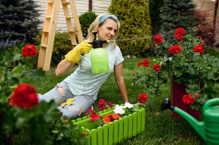 女园丁照顾户外植物园艺爱好花卉生活方式和休闲图片