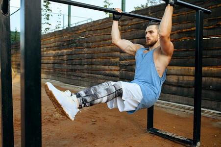 健壮的男性在公园里锻炼肌肉图片